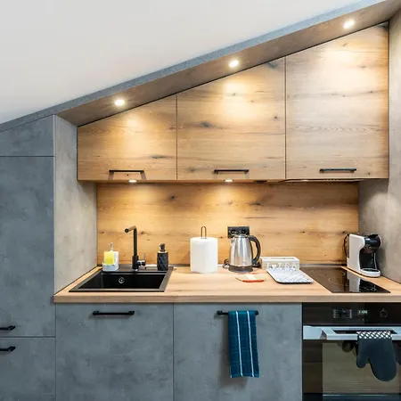 Urban Five #3 - Stylish One-bedroom With Kitchen & Parking Апартаменты *