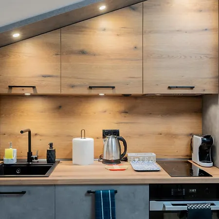 Urban Five #3 - Stylish One-bedroom With Kitchen & Parking Lägenhet