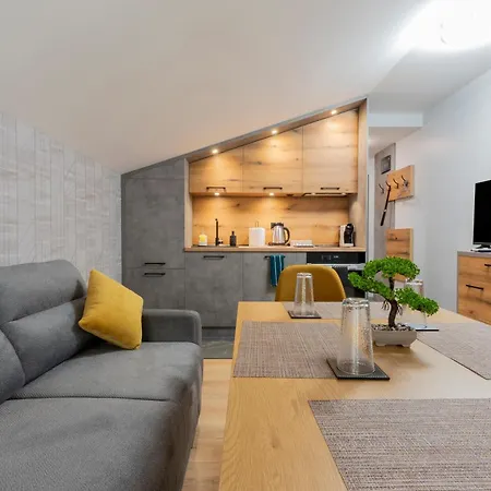 Urban Five #3 - Stylish One-bedroom With Kitchen & Parking *