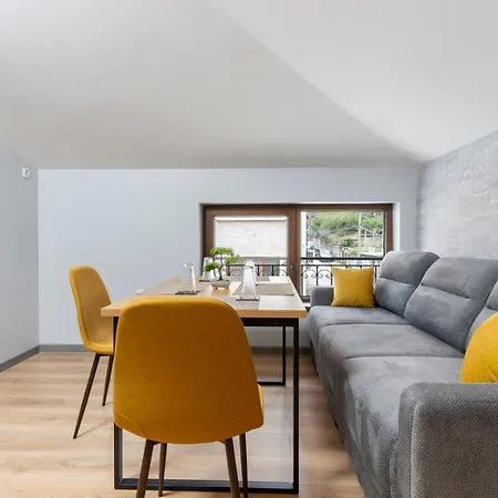 Urban Five #3 - Stylish One-bedroom With Kitchen & Parking Апартаменты *