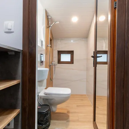 Urban Five #3 - Stylish One-bedroom With Kitchen & Parking Apartment *