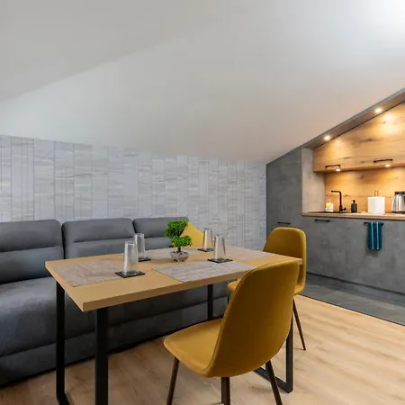 Urban Five #3 - Stylish One-bedroom With Kitchen & Parking Апартаменты