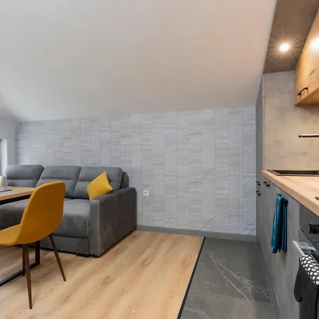 Urban Five #3 - Stylish One-bedroom With Kitchen & Parking Apartment
