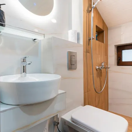 Urban Five #3 - Stylish One-bedroom With Kitchen & Parking