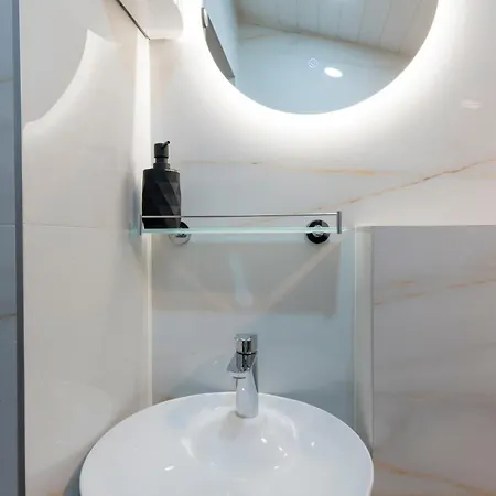 Urban Five #3 - Stylish One-bedroom With Kitchen & Parking Апартаменты *