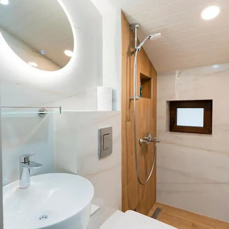 Апартаменты Urban Five #3 - Stylish One-bedroom With Kitchen & Parking Велико-Тырново