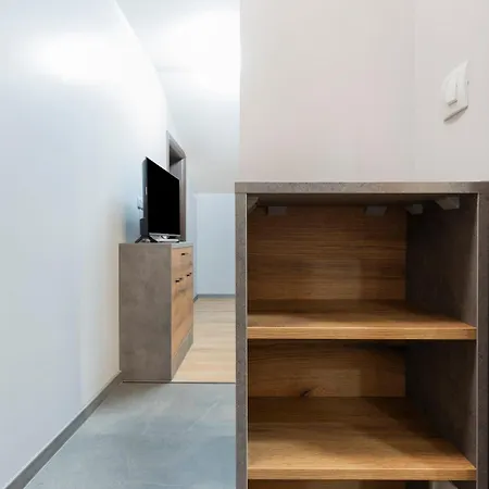 Apartment Urban Five #3 - Stylish One-bedroom With Kitchen & Parking