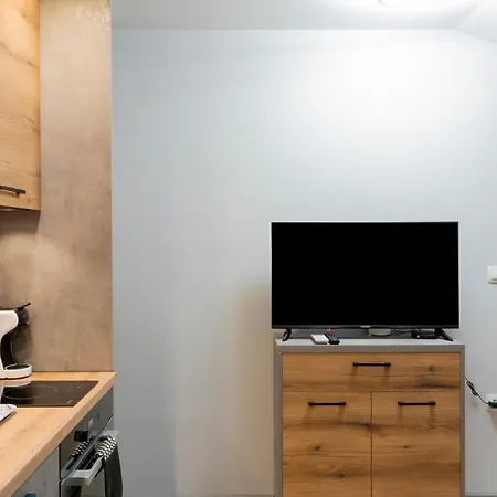 Urban Five #3 - Stylish One-bedroom With Kitchen & Parking Apartment