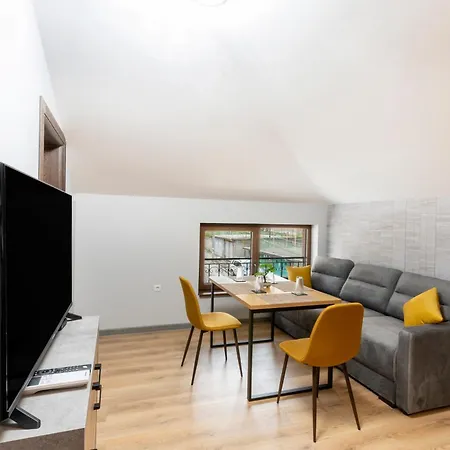 Apartment Urban Five #3 - Stylish One-bedroom With Kitchen & Parking