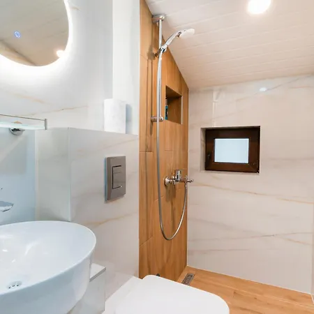 Apartment Urban Five #3 - Stylish One-bedroom With Kitchen & Parking *