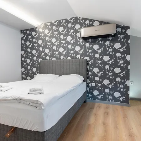 Urban Five #3 - Stylish One-bedroom With Kitchen & Parking Apartment *