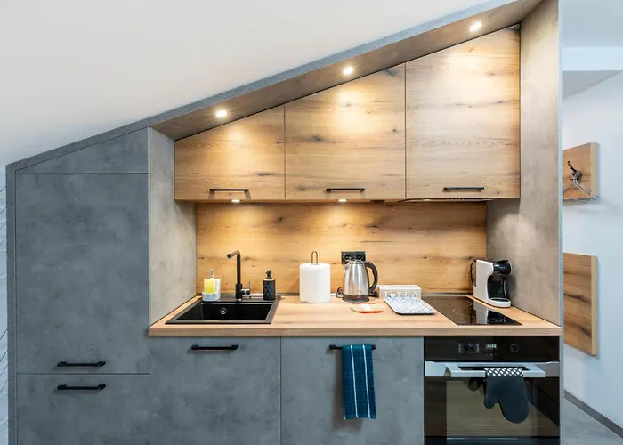 Urban Five #3 - Stylish One-bedroom With Kitchen & Parking Apartment *