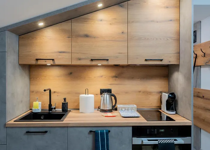 Urban Five #3 - Stylish One-bedroom With Kitchen & Parking Lägenhet