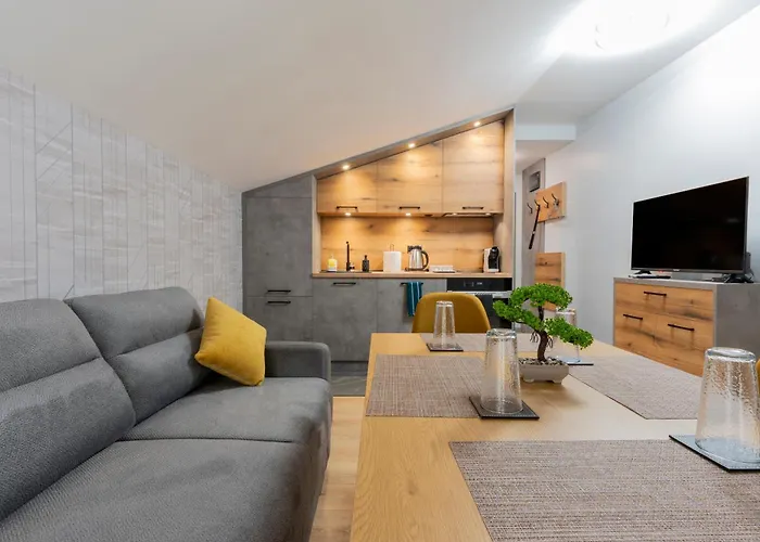 Urban Five #3 - Stylish One-bedroom With Kitchen & Parking *