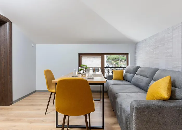 Urban Five #3 - Stylish One-bedroom With Kitchen & Parking Apartment *