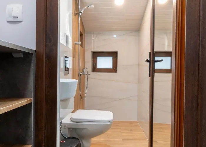 Urban Five #3 - Stylish One-bedroom With Kitchen & Parking Lägenhet *