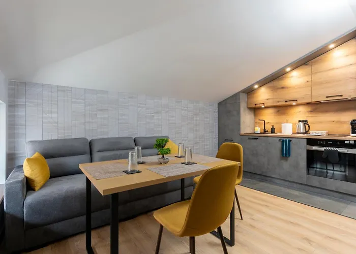 Urban Five #3 - Stylish One-bedroom With Kitchen & Parking Apartment