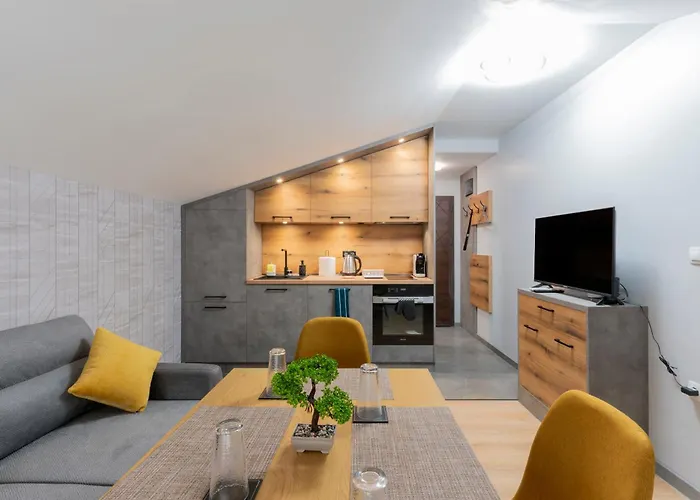 Urban Five #3 - Stylish One-bedroom With Kitchen & Parking *