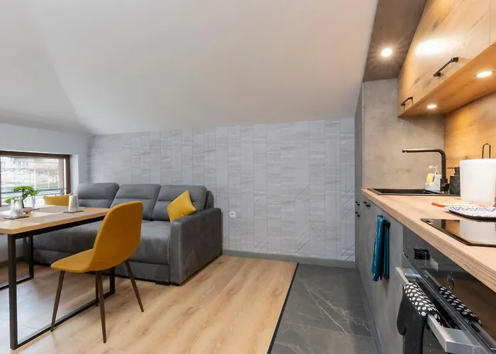 Urban Five #3 - Stylish One-bedroom With Kitchen & Parking Lägenhet