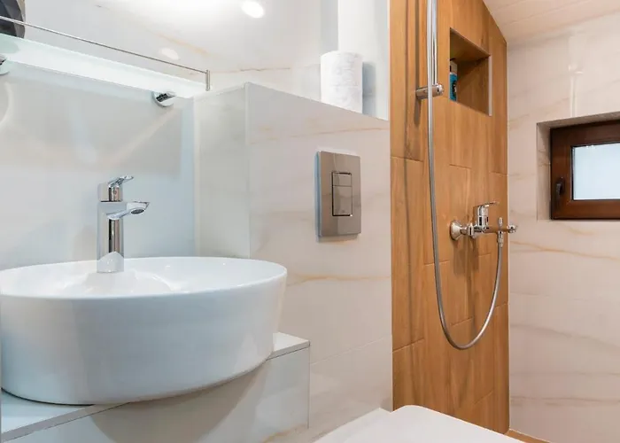 Urban Five #3 - Stylish One-bedroom With Kitchen & Parking