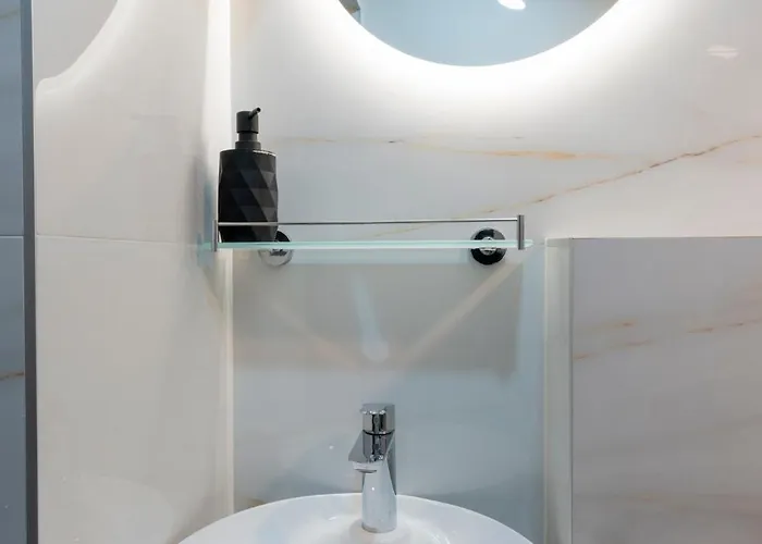 Urban Five #3 - Stylish One-bedroom With Kitchen & Parking Lägenhet *