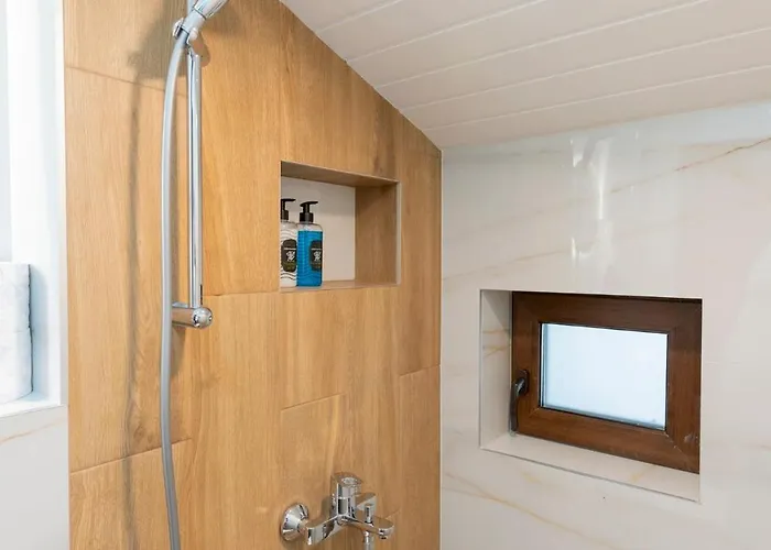 Apartment Urban Five #3 - Stylish One-bedroom With Kitchen & Parking