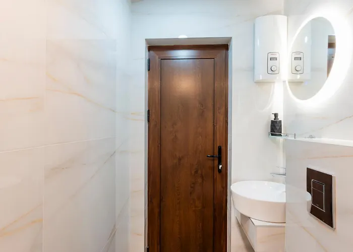 Urban Five #3 - Stylish One-bedroom With Kitchen & Parking