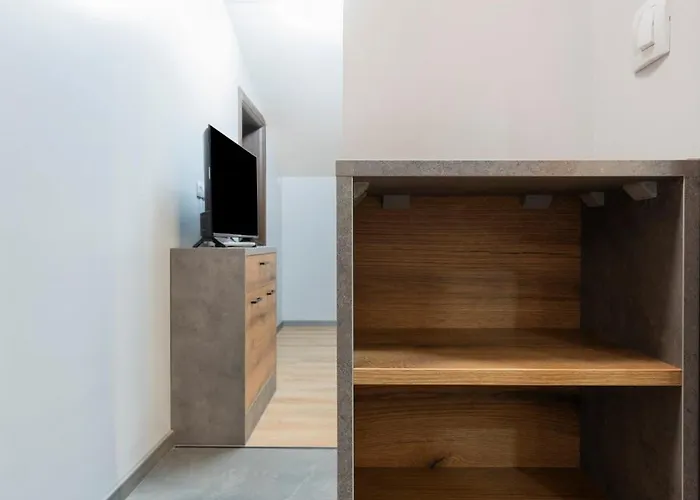 Apartment Urban Five #3 - Stylish One-bedroom With Kitchen & Parking