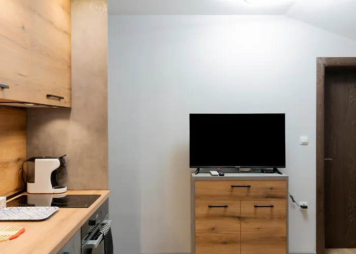 Urban Five #3 - Stylish One-bedroom With Kitchen & Parking Lägenhet