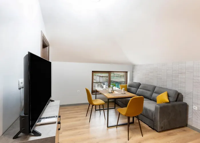 Lägenhet Urban Five #3 - Stylish One-bedroom With Kitchen & Parking