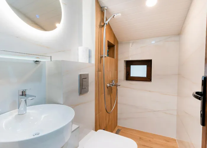 Apartment Urban Five #3 - Stylish One-bedroom With Kitchen & Parking *