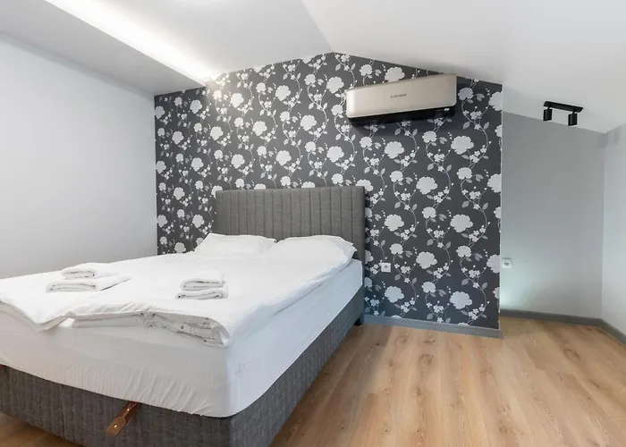 Urban Five #3 - Stylish One-bedroom With Kitchen & Parking Apartment *