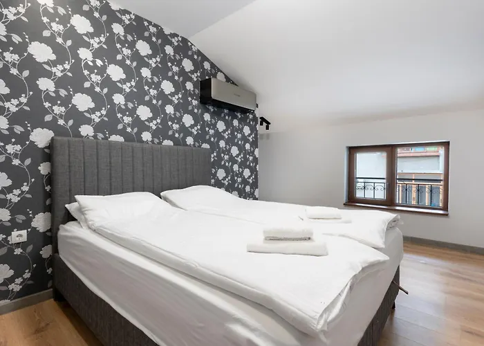 Urban Five #3 - Stylish One-bedroom With Kitchen & Parking *