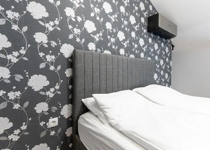 Urban Five #3 - Stylish One-bedroom With Kitchen & Parking *